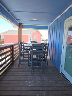 Outdoor dining - Penelope's Hideaway (Port Aransas)