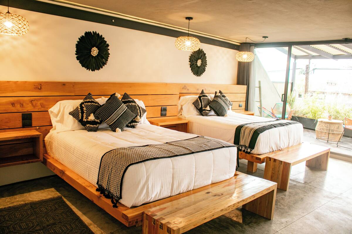 Quarto casal luxo, vista para o lago | Roupas de cama premium, cofres nos quartos, Wi-Fi de cortesia