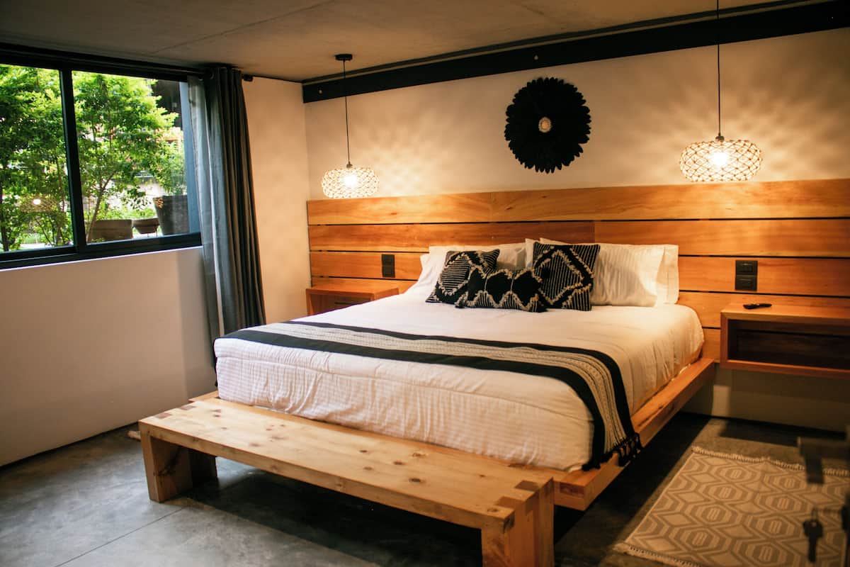 Deluxe Suite, Garden View | 1 bilik tidur, peralatan tempat tidur premium, peti besi dalam bilik