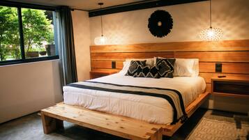 Suite – deluxe, hageutsikt | Sengetøy av topp kvalitet, safe på rommet, wi-fi (inkludert) og sengetøy