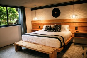 Suite – deluxe, hageutsikt | Sengetøy av topp kvalitet, safe på rommet, wi-fi (inkludert) og sengetøy