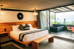 Suite – deluxe, utsikt mot innsjø | Sengetøy av topp kvalitet, safe på rommet, wi-fi (inkludert) og sengetøy