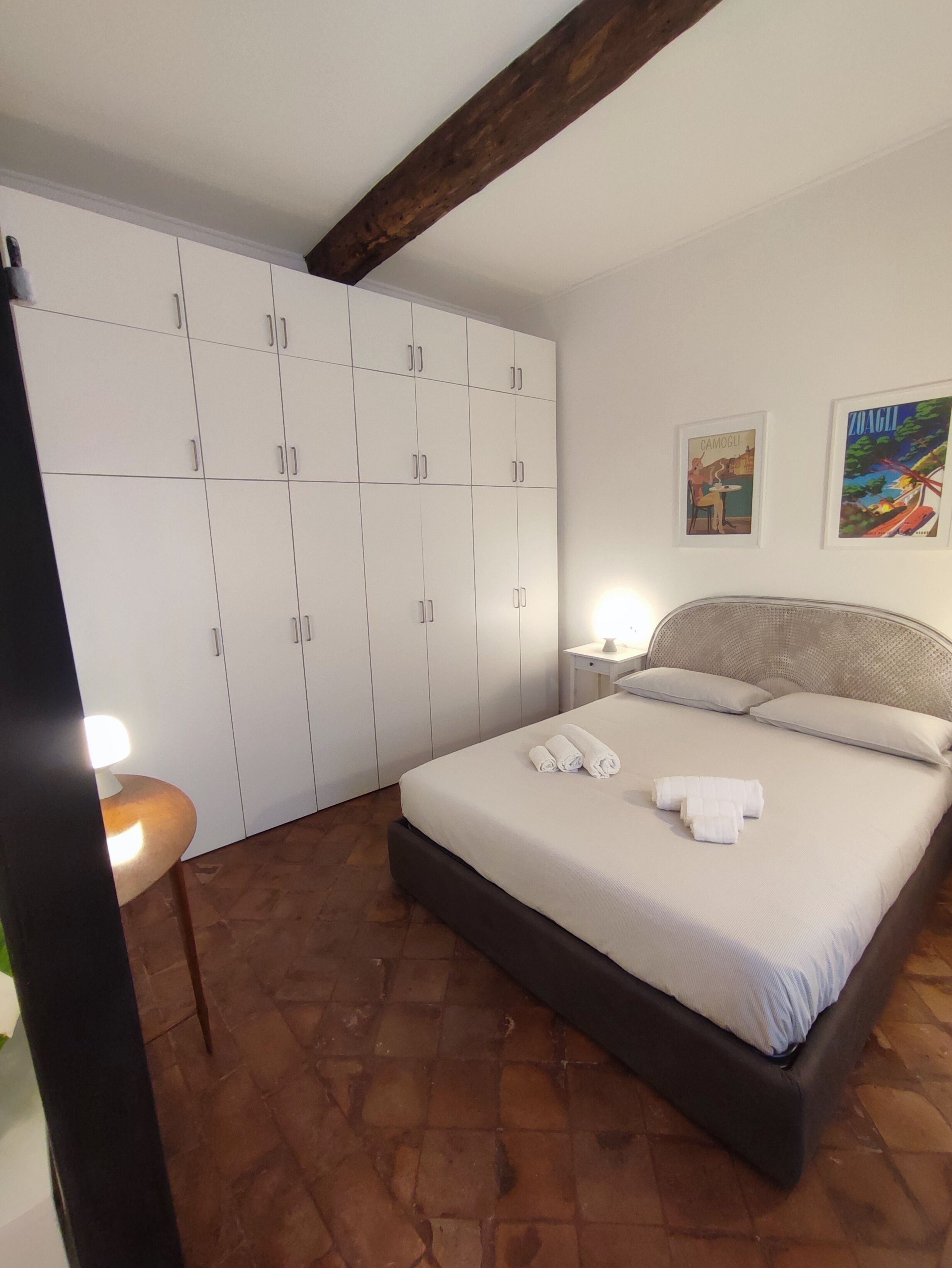 1 camera, una scrivania, ferro/asse da stiro, culla da viaggio