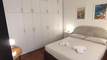 1 chambre, bureau, fer et planche à repasser, lit parapluie