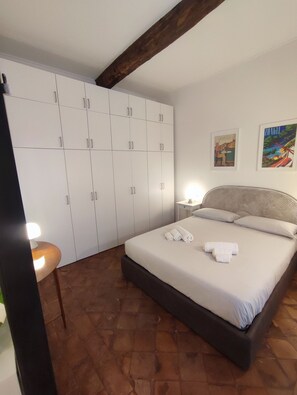 1 bedroom, desk, iron/ironing board, travel crib - Riviera 1683 - Old Town and Sea (Chiavari)