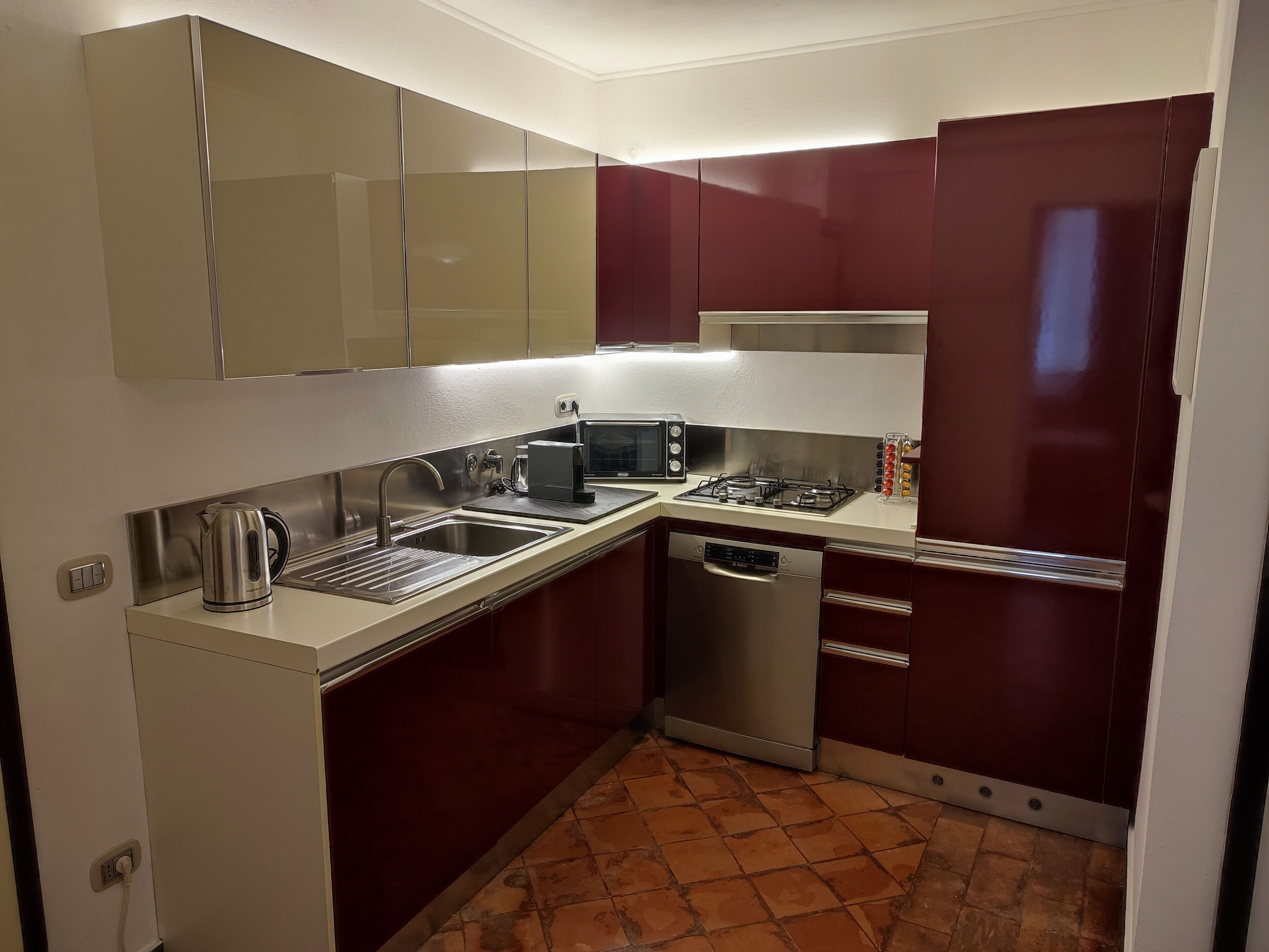 Kühlschrank, Ofen, Herdplatte, Geschirrspüler