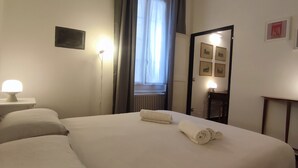 1 室のベッドルーム、デスク、アイロン / アイロン台、旅行用ベビーベッド