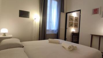 1 slaapkamer, een bureau, een strijkplank/strijkijzer, reisbedje