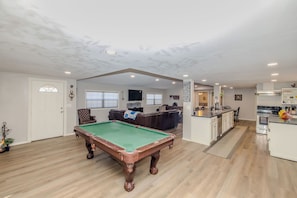 Game room - Spacious 6-bedroom house in enjoyable PK with Waterfront Access Near Rocker-B (Graford)