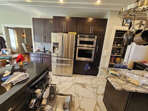 Micro-ondes, four, plaque de cuisson, lave-vaisselle