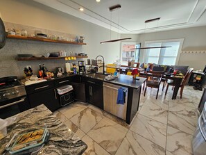 Microwave, oven, stovetop, dishwasher - Derby Dream 4-bedroom house with WiFi and AC in brilliant Louisville (Louisville)