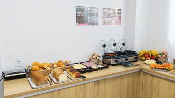Un mostrador de buffet con diferentes opciones de comida y una cafetera.