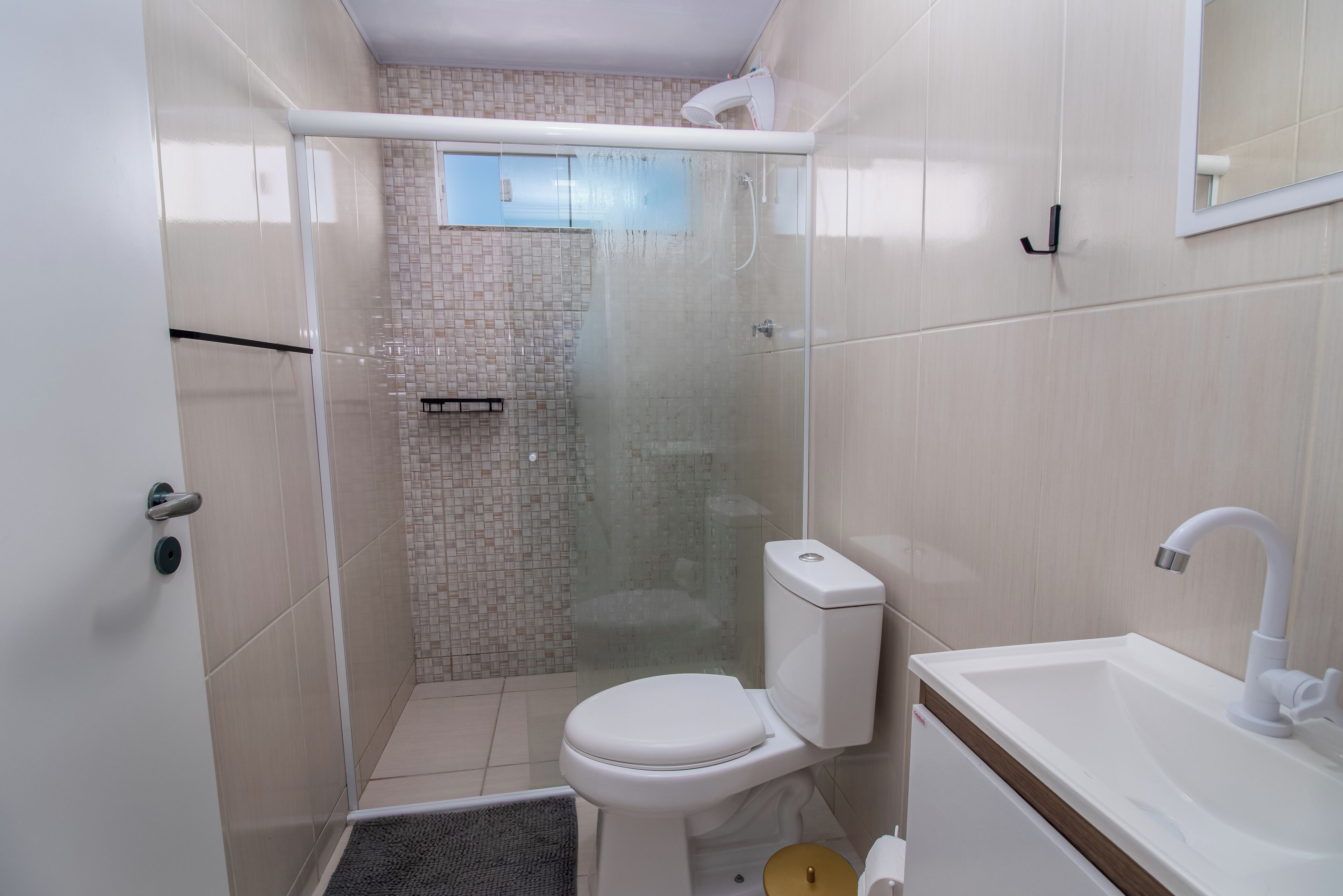 Un baño con ducha, inodoro y lavamanos.