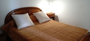 5 bedrooms, iron/ironing board, bed sheets
