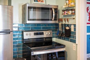 Refrigerador, microondas, horno y parrilla de estufa 