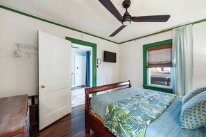 Desk, iron/ironing board, WiFi, bed sheets