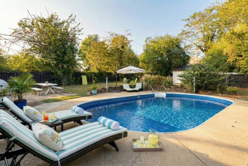 POOL + HOT TUB | Quaint Cottage in heart of LYH