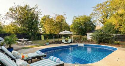 POOL + HOT TUB | Quaint Cottage in heart of LYH