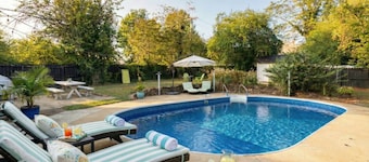 POOL + HOT TUB | Quaint Cottage in heart of LYH