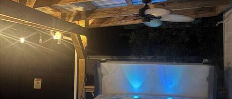 Tina de hidromasaje al aire libre