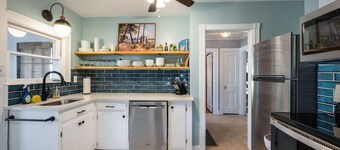 POOL + HOT TUB | Quaint Cottage in heart of LYH