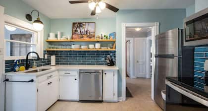 POOL + HOT TUB | Quaint Cottage in heart of LYH