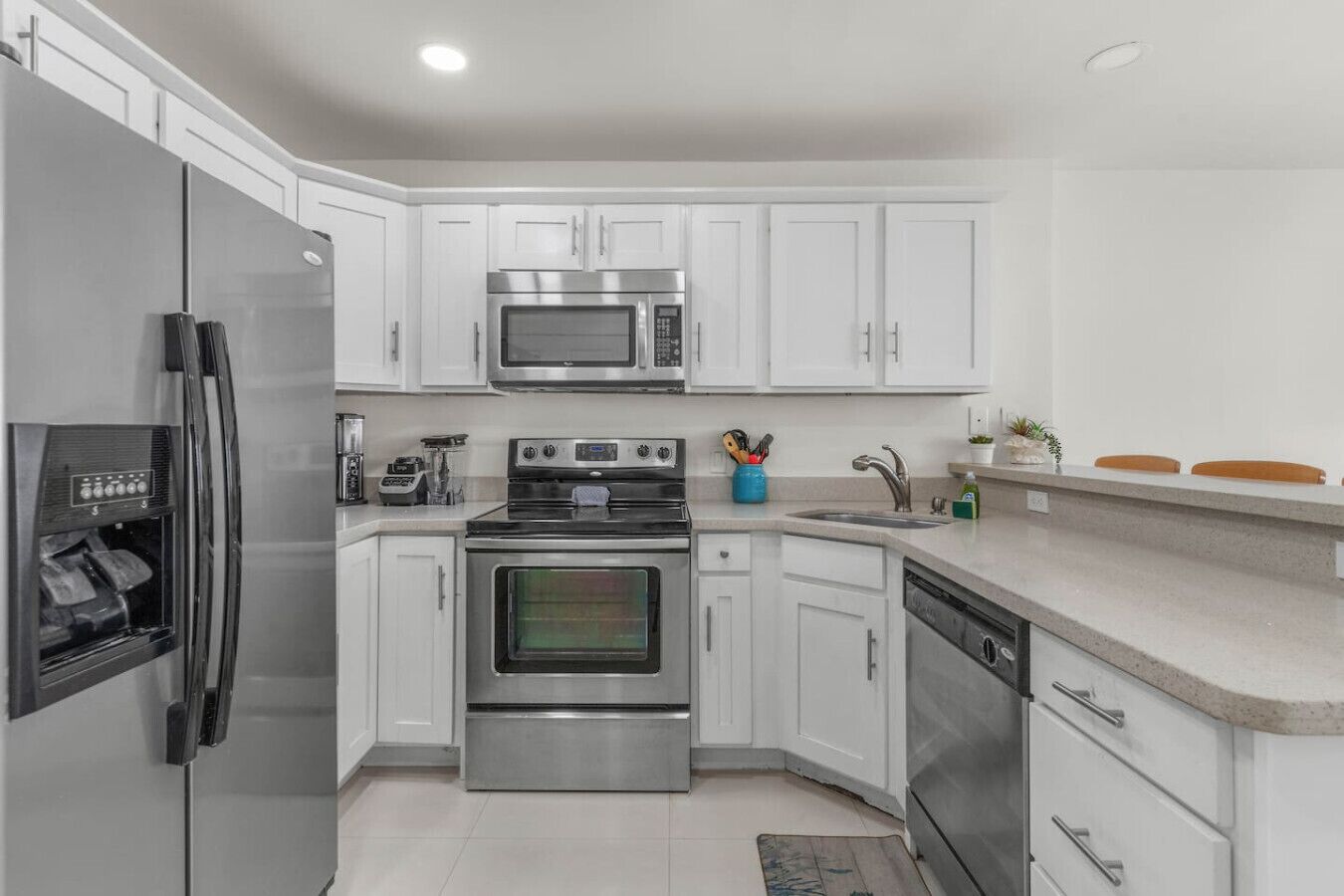 Een koelkast, een magnetron, een oven, een kookplaat