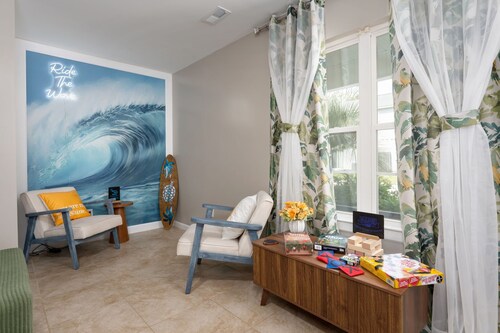 Modern 3 Bedroom townhome, Sleeps 8! 5 minutes to UNCW & Wrightsville beach.