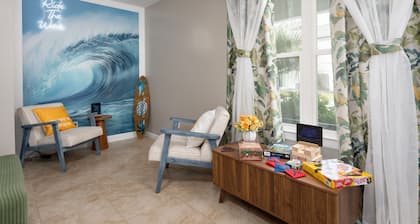 Modern 3 Bedroom townhome, Sleeps 8! 5 minutes to UNCW & Wrightsville beach.