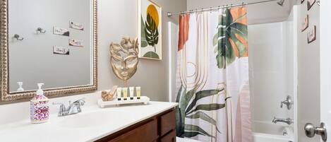 Towels, shampoo, toilet paper