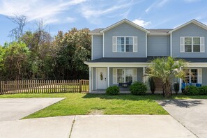 Exterior - Modern 3 Bedroom townhome, Sleeps 8! 5 minutes to UNCW & Wrightsville beach. (Wilmington)
