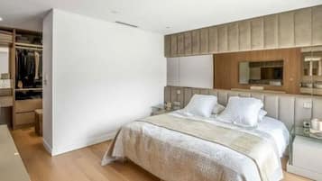 4 bedrooms, desk, iron/ironing board, free WiFi