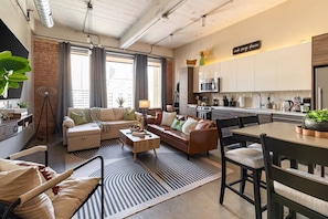 Living area - Metro-Chic Condo Downtown Dallas (Dallas)