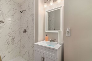 Douche, sèche-cheveux, serviettes fournies, savon