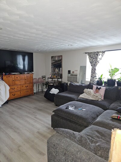 Un-Wine 1-bedroom condo with WiFi, AC in lovely North Providence