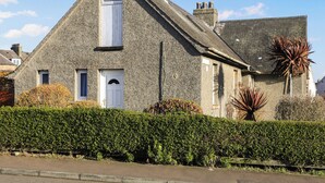 A stone house with a pitched roof, a chimney, and a door. - 2 bedroom accommodation in Cellardyke, near Anstruther (Cellardyke, near Anstruther)