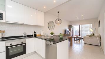 Réfrigérateur, micro-ondes, four, plaque de cuisson