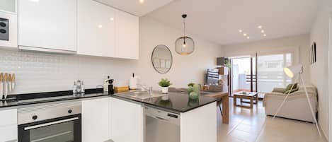 Frigorífico, microondas, horno y placa de cocina