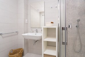 Douche, séchoir à cheveux, serviettes fournies