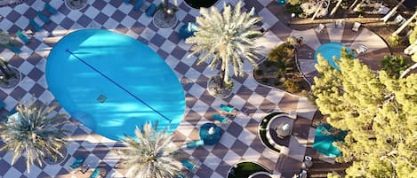 Utomhuspool och uppvärmd pool