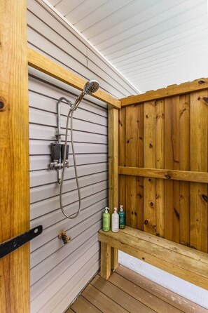 Douche, articles de toilette écologiques, séchoir à cheveux