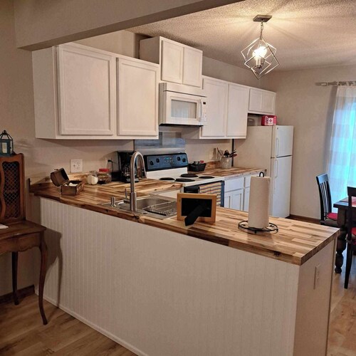 Charming 2-bedroom townhome  near base and beaches. Shopping and restaurants