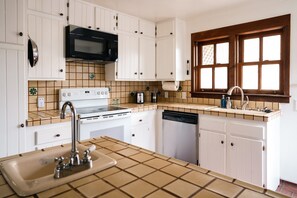 Private kitchen - Charming Cottage in the heart of Mendocino Village (Mendocino)