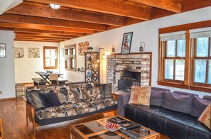 Living area - Charming Cottage in the heart of Mendocino Village (Mendocino)