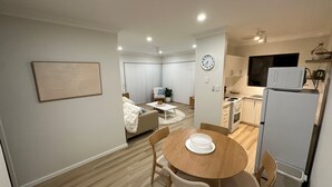 Un apartamento moderno con comedor, cocina y sala de estar.