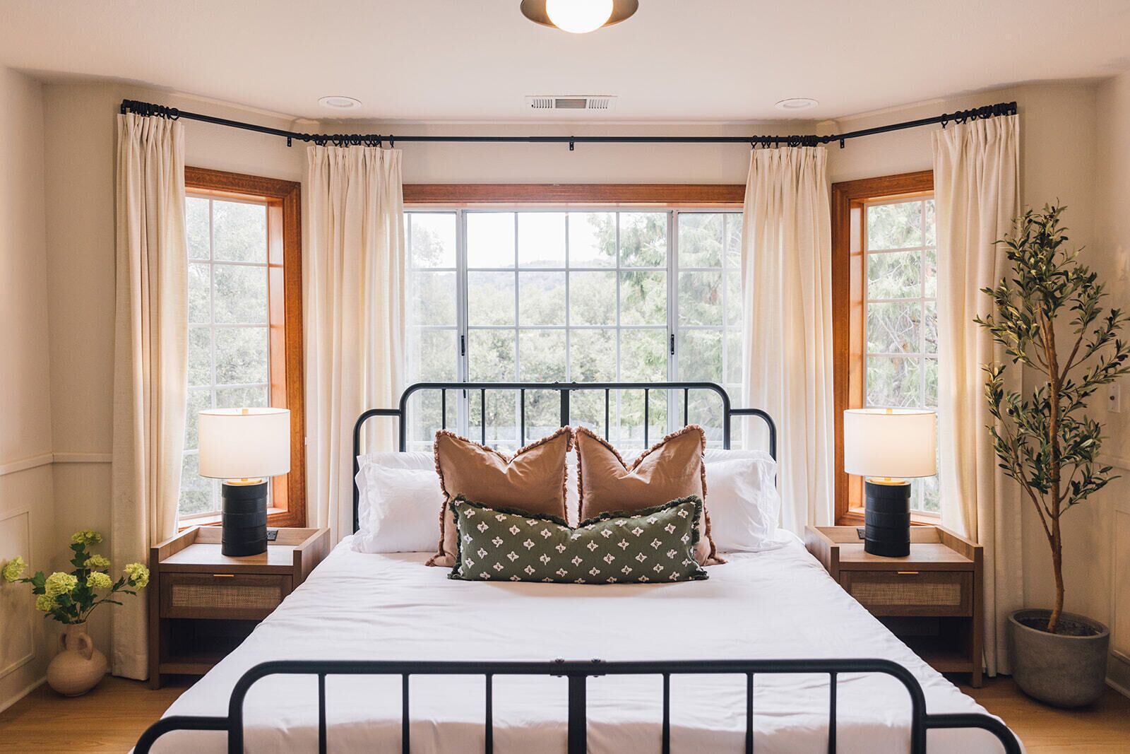 5 bedrooms, desk, iron/ironing board, travel crib