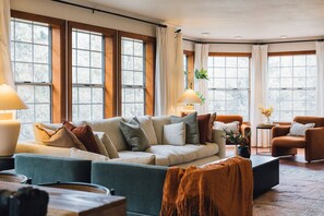 Älytelevisio, takka, pöytäjalkapallopöytä, pöytätennispöytä