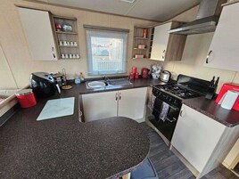 Chalet | Private kitchen | Fridge, microwave, oven, stovetop
