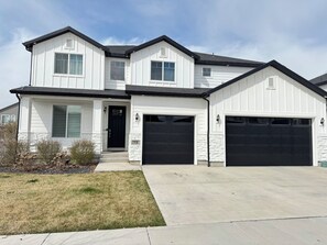 Exterior - Spacious  and comfortable 5-bedroom house in charming Vineyard Area! (Vineyard)