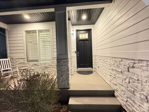 Exterior - Spacious  and comfortable 5-bedroom house in charming Vineyard Area! (Vineyard)